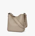 Vue détaillée d'un sac seau minimaliste avec cuir à grain fin et boucles en métal doré - Abricot