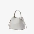 Borsa a secchiello grigio chiaro con trama litchi e dettagli di coulisse con nappine - Bianco