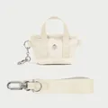 Mini monedero de lona en color beige crema con correa de muñeca y hebilla de metal plateado - Blanco