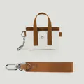 Mini llavero de bolso de lona blanca con correa de nailon marrón y herrajes de metal plata - Marrón