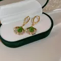 Orecchini a foglia di ginkgo dorati con pietra occhio di gatto verde e zirconi - Fibbia per Orecchio a Foglia di Ginkgo (D0306) / Verde