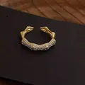 Elegante anello aperto a bambù dorato con zirconi bianchi scintillanti micro-pavimentati - Anello in Bambù con Zirconia (Z0019) / Oro