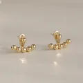 Französische Goldene Perlenohrringe mit verstellbaren Kugeln auf beigem Hintergrund - Sechs Goldperlen Ohrringe