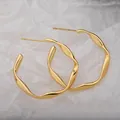 Orecchini a cerchio Mobius in argento dorato con texture ondulata irregolare e lucida - Cerchio Nastro Di Möbius - Oro