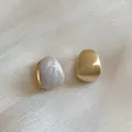 Orecchini a cerchio ovali rossi con placcatura in oro e texture marmorea chic - Fibbia per Orecchio Ovale / Bianco