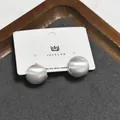 Orecchini a perno semisferici in argento 925 spazzolato su scheda espositiva bianca - Stile a Sfera Spazzolato (D0750) / Argento Spazzolato