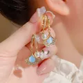Orecchini a foglia di ginkgo dorati con pietra occhio di gatto blu e perla bianca - Fibbia per Orecchio con Perla e Foglia di Ginkgo (D0488) / Blu