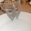 Grandi orecchini a cerchio lucidi argento con eleganti nappe metalliche a più fili - Cerchio Con Nappa - Argento
