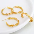 Due paia di orecchini placcati in oro con design a foglia su vassoio di ceramica - Cerchio Spiga di Grano