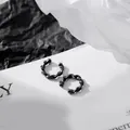 Dettaglio del ear cuff nero a spirale che mostra il design ondulato e la finitura metallica - Ear Cuff Mobius / Nero