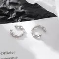 Dettaglio di ear cuff mobius in argento su uno sfondo a contrasto bianco e nero - Ear Cuff Mobius / Argento