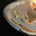 Eleganti orecchini a cuore dorati con finitura lucida in un ambiente di lusso raffinato - Stile Cuore Oro (D0094)