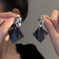 Orecchini pendenti a rombo nero con trama in metallo martellato in stile francese - Orecchini a Pendolo Rombo - Nero