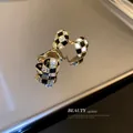Orecchini a cuore a scacchiera in smalto e zirconi su vassoio argentato - Orecchini a Cuore con Scacchiera Bianca e Nera