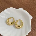 Orecchini a cerchio dorati a torsione stile croissant minimalista su una conchiglia - Stile Solido Filettato Oro (D0135)
