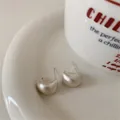 Orecchini vintage a forma di C in argento opaco con finitura in metallo spazzolato - Stile Fagiolo Opaco Argento (D0182)