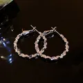 Dettaglio di orecchini a cerchio in argento con trama a catena geometrica - Stile Cerchio a Cubo Geometrico (46#) / Argento