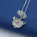 Dettaglio del ciondolo a conchiglia apribile in argento con cristalli rosa e filigrana - Rosa