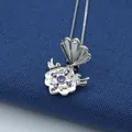Dettaglio della collana con ciondolo a conchiglia, gemme viola e decori d'argento - Viola