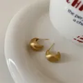 Orecchini a perno a mezzaluna in oro opaco con finitura spazzolata su vassoio bianco - Stile Fagiolo Opaco Oro (D0182)