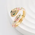 Anello serpente punk con macchie di smalto rosa e cristalli di zircone in oro - Aperto Regolabile / Rosa