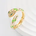 Dettaglio macro dell'anello a serpente dorato con smalto verde e zirconi brillanti incastonati - Aperto Regolabile / Verde chiaro