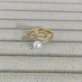 Anello aperto a tulipano dorato con perle e micro-incastonatura di zirconi cubici - Aperto Regolabile / Tulipano Bianco Con Perla