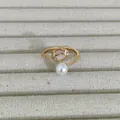 Anello a tulipano placcato oro con fiore di opale rosa e perla bianca in un cofanetto - Aperto Regolabile / Tulipano Rosa Con Perla