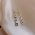 Orecchini pendenti in argento 925 con cinque zirconi graduati e finitura in oro - Orecchini di Zirconia