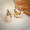 Orecchini a cerchio vintage in oro con smalto marmorizzato e zirconi su velluto - Fibbia per Orecchio Ovale / Bianco Dorato