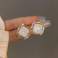 Orecchini a fiocco in stile francese con perni di perle e cristalli scintillanti su metallo oro - Orecchini a bottone vintage quadrati arcobaleno (D0694)