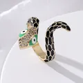 Anello serpente regolabile dorato con scaglie in smalto nero e dettagli occhi verdi - Nero