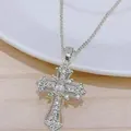 Détail du collier pendentif croix argentée avec pierres ornées sur une assiette blanche - Collier en Argent (5442)