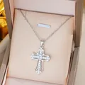 Elegante collana con croce in argento e pavé di zirconi in una lussuosa scatola regalo - Collana con Croce d'Argento