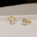 Eleganti orecchini a cerchio dorati con intarsio in perla quadrata su supporto - Orecchini a Cerchio Quadrati Bianchi
