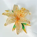 Spilla di lusso a forma di giglio con cristalli brillanti e petali dorati su seta - Giallo