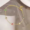 Dettaglio del bracciale in oro 18K con cinque zirconi colorati e marchio K18 inciso - Braccialetto Multicolore Oro (K18)