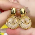 Eleganti orecchini pendenti dorati con maglia testurizzata e cristalli scintillanti - Stile Strass a Maglia Vuota (D0653) / Oro