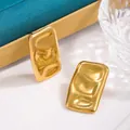 Eleganti orecchini a perno rettangolari dorati con trama martellata su un portagioie - Stile Rettangolare Texture Martellata (D0810) / Oro Geometrico