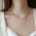Elegante gouden titanium stalen ketting met waterdruppel hangers op een model - druppel