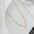 Minimalistische goldene Titanstahl-Halskette mit filigranen rechteckigen Pailletten - Rechteck und Scheiben Anhänger Halskette