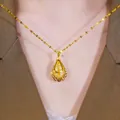 Primo piano della collana a goccia in filigrana dorata su una modella in blazer - Collana a Goccia d'Acqua / Oro