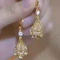Eleganti orecchini a goccia dorati con pendente in cristallo e dettagli in zircone lucido - Orecchini a lobo / Oro con Zirconia Bianca