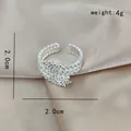 Anello regolabile in argento a forma di foglia con zirconi su elegante seta champagne - Anello d'Argento