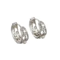 Dettaglio degli orecchini vintage in argento con intagli floreali e zircone lucido - Stile Floreale Traforato (D0767 Argento)