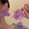 Orecchini a fiore viola in tessuto stile vacanza con petali a rete e dettagli di foglie - Fiore Viola Tridimensionale (D0510 Viola) / Viola