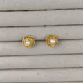 Orecchini a perno con camelia gialla, perla centrale e ago in argento S925 - Giallo