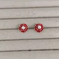 Eleganti orecchini a perno a camelia rossa con bordo dorato e perla bianca centrale - Rosso