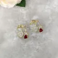 Makro-Detail von Kirsch-Ohrsteckern mit roten Herzsteinen und Zirkonia-Besatz - Roter Herz-Edelstein Zirkonia Kirsch-Ohrstecker (D1315 Ohrringe)