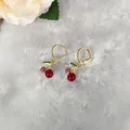 Orecchini a ciliegia con perle rosse e cristalli verdi su cerchi dorati per donna - Orecchini a Ciliegia e Foglia con Strass Verdi (D0896)